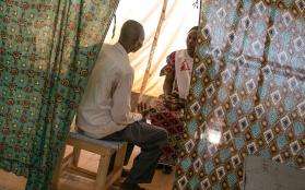 An MSF psychiatrist speaks to a patient.