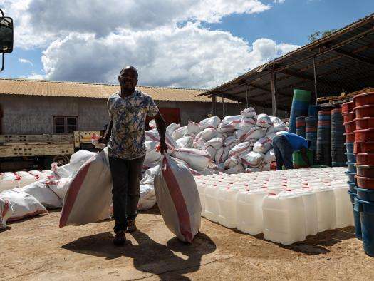 MSF worker distributes relief items to newly displaced people in Cabo Delgado, Mozambique