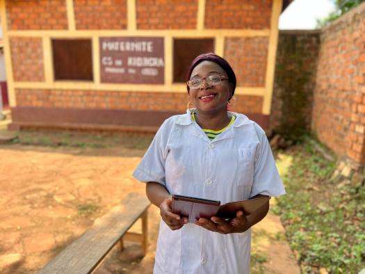 An MSF staff member at the Kidjigra center holds a tablet with the e-CARE application for pediatric consultations in Bambari, Central African Republic.