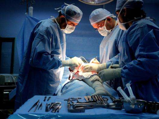 Dr. Rasheed Fakhri, an MSF surgeon, performs surgery with two colleagues in Amman, Jordan.