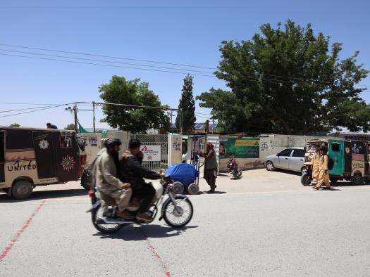 A bustling road outside the MSF facility in Pakistan. 