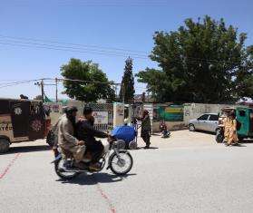 A bustling road outside the MSF facility in Pakistan. 