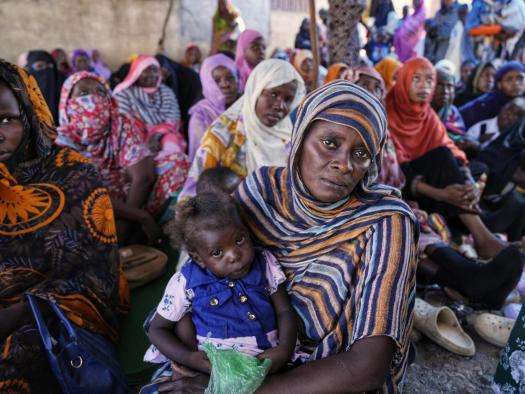 Displaced people attend an MSF health promotion session on hygiene and cholera prevention in Al Tadamon gathering site, Gedaref state.
