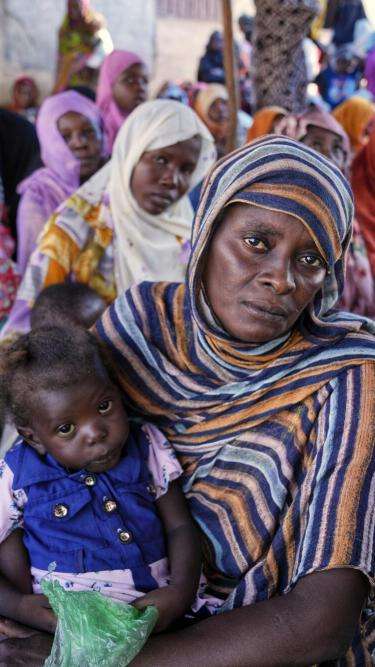 Displaced people attend an MSF health promotion session on hygiene and cholera prevention in Al Tadamon gathering site, Gedaref state.