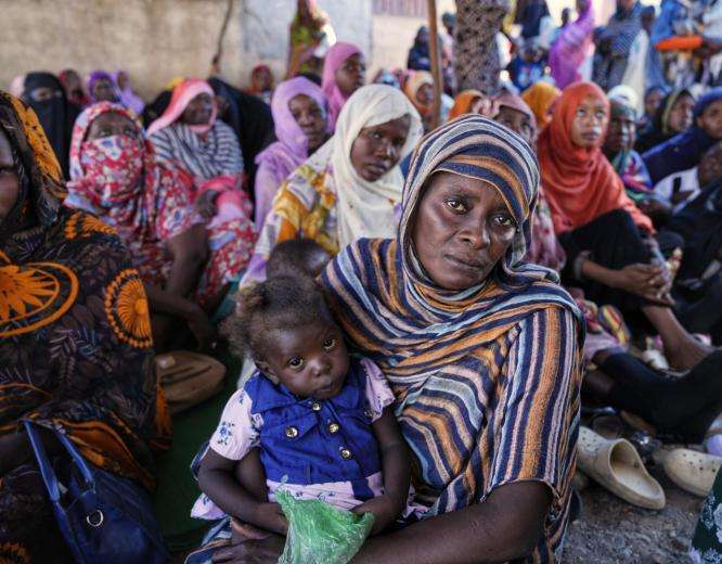 Displaced people attend an MSF health promotion session on hygiene and cholera prevention in Al Tadamon gathering site, Gedaref state.
