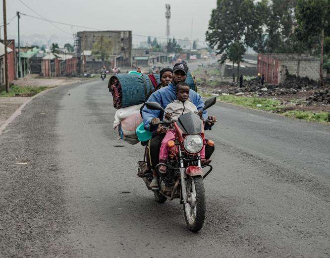 People flee Kanyaruchinya displacement camp, north of Goma, DR Congo.