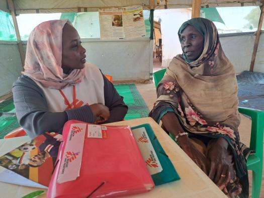 A Sudanese refugee woman speaks to a MSF staff member in Chad. 