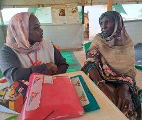 A Sudanese refugee woman speaks to a MSF staff member in Chad. 