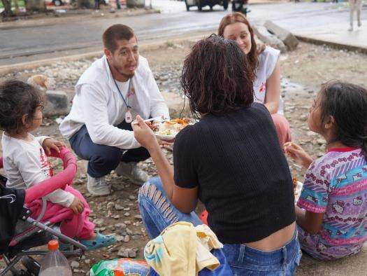 An MSF staff member talks with migrant children in Mexico. 