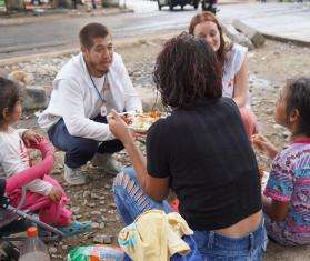 An MSF staff member talks with migrant children in Mexico. 
