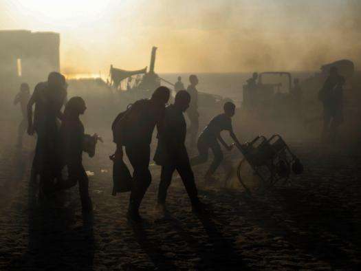 People run to grab aid from distribution sites in Gaza, Palestine. 
