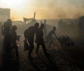 People run to grab aid from distribution sites in Gaza, Palestine. 