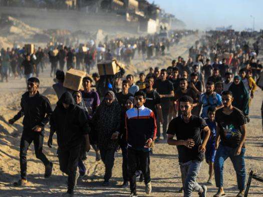 A large crowd of Palestinian aid seekers in Gaza, where starvation has taken hold.