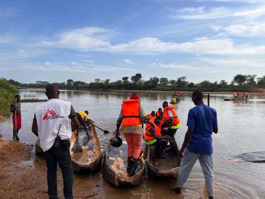 MSF workers load canoes with vaccination supplies in Central African Republic. 