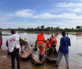 MSF workers load canoes with vaccination supplies in Central African Republic. 