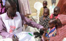 An MSF epidemiologist evaluates a child patient.