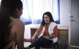 An MSF psychologist speaks to a patient in Acapulco.
