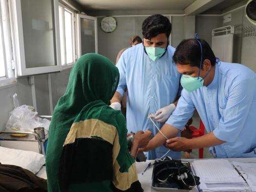 A woman in a green headscarf and her young daughter are treated for drug resistant tuberculosis at MSF’s treatment center in Kandahar, Afghanistan. 